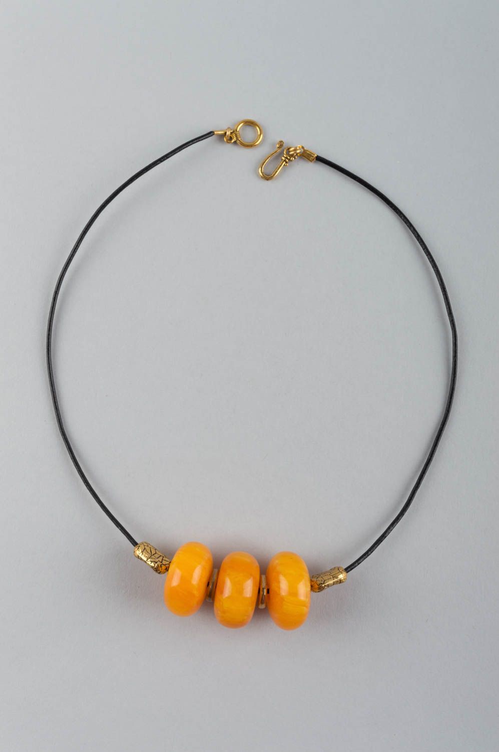 Joli collier en pierres naturelles sur lacet en cuir fait main ambre et laiton photo 2