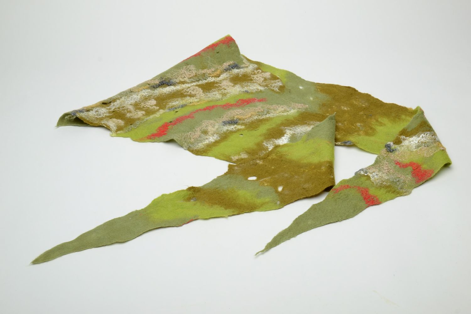 Шарф в технике валяния из шерсти в зеленой цветовой гамме фото 5
