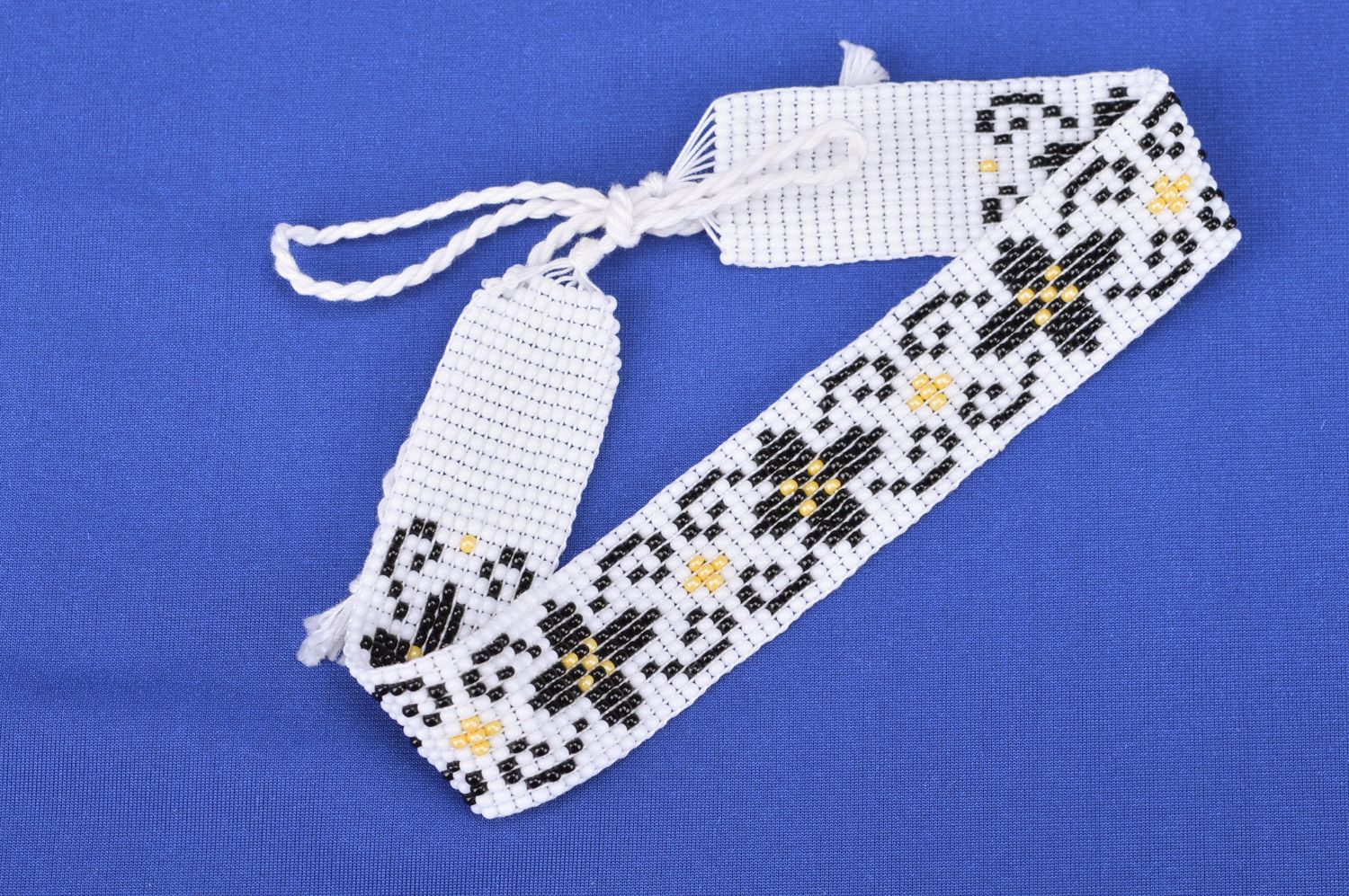 Collar de abalorios checos con cordones artesanal blanquinegro con flores foto 5