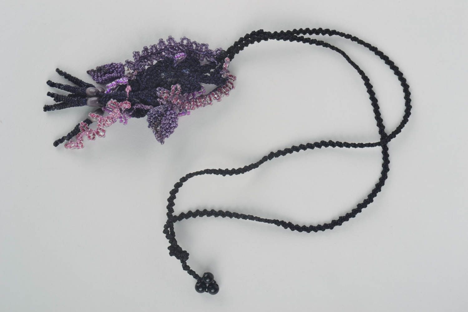 Украшение ручной работы фиолетовая подвеска на шею кулон из бисера анкарс фото 3