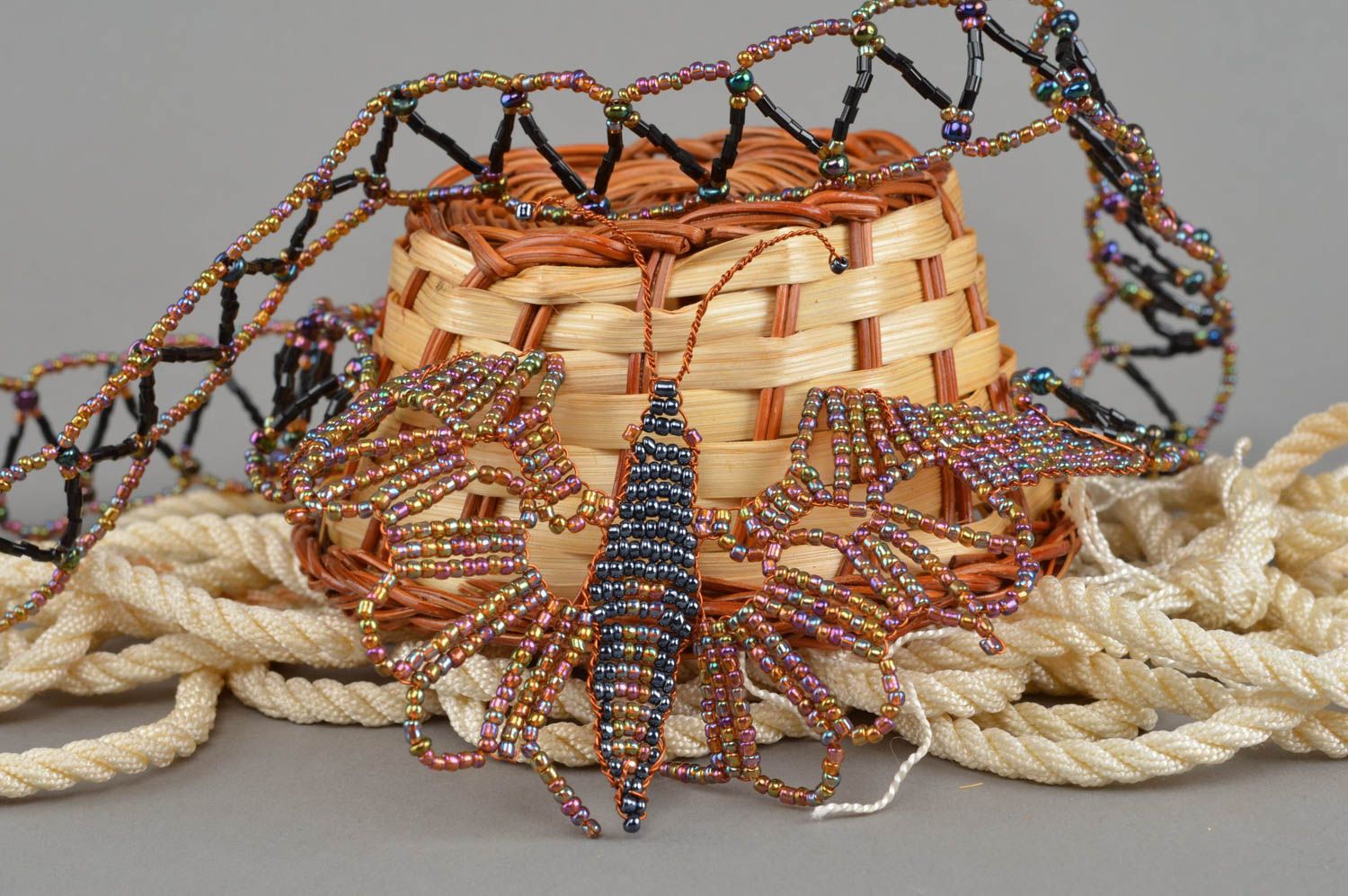 Ожерелье из бисера плетеное ручной работы оригинальное Бабочка в космосе фото 1