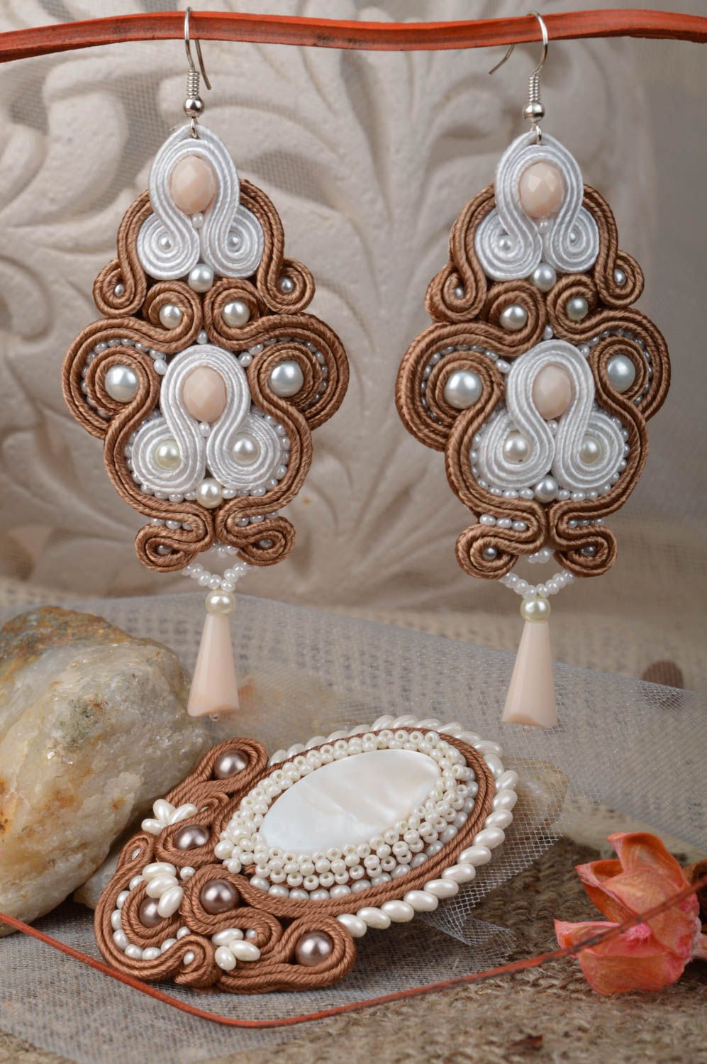 Ensemble de bijoux faits main broche et boucles d'oreilles blanc marron soutache photo 1