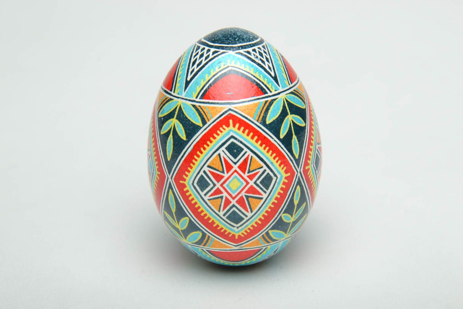 Oeuf de Pâques décoratif fait main original peint avec ornement traditionnel photo 2