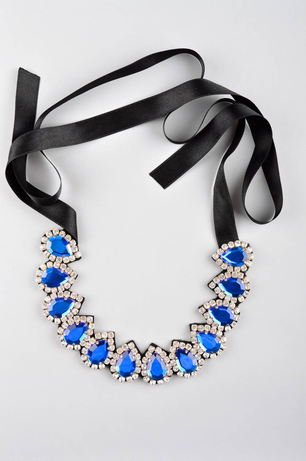 Collier fait main en tissu Bijoux originaux avec cristal bleu Accessoire femme photo 5