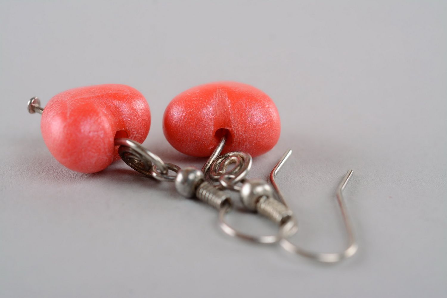 Boucles d'oreilles en pâte polymère pendantes rouges cœur  photo 1