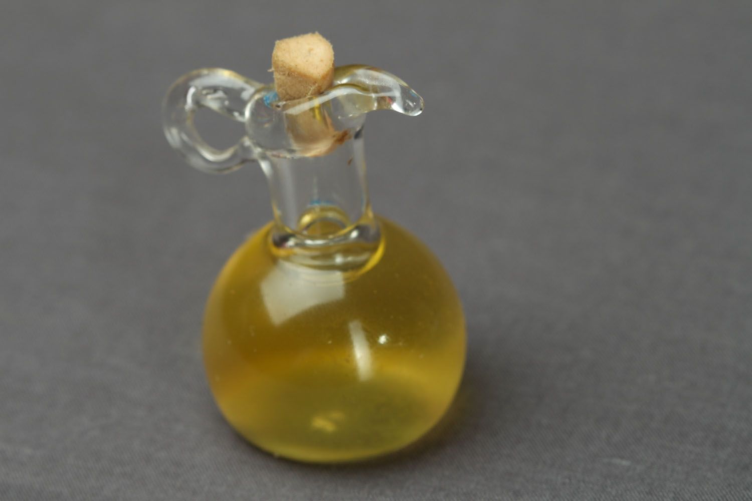 Perfume de óleo num pequeno frasco foto 1