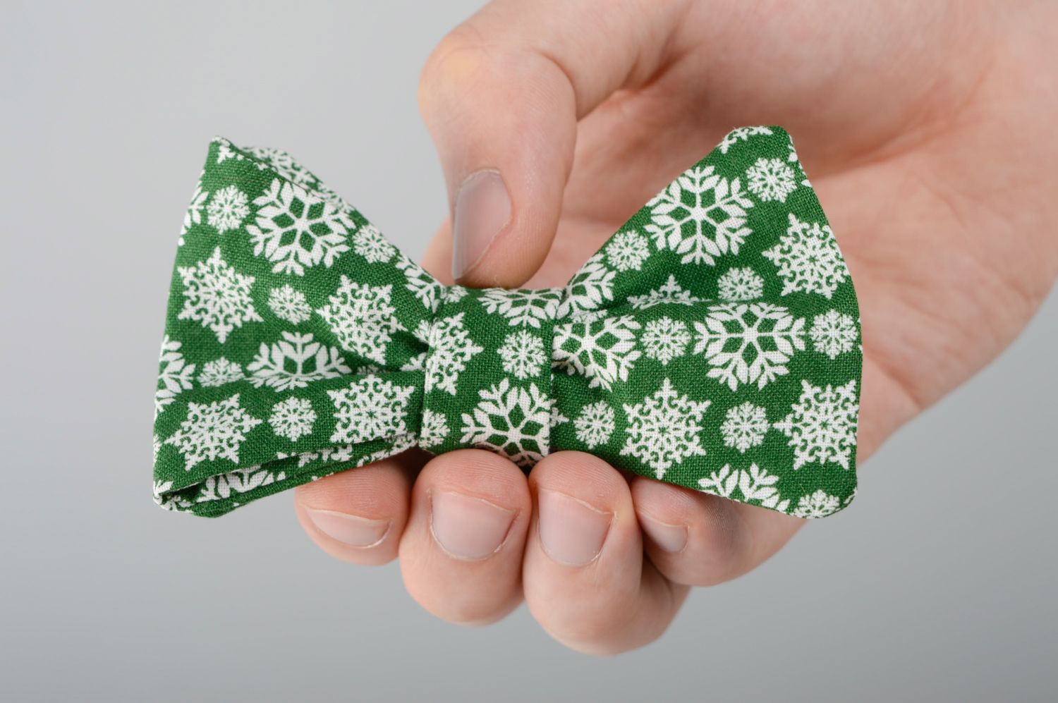 Галстук-бабочка самовяз текстильный зеленый в снежинках фото 3