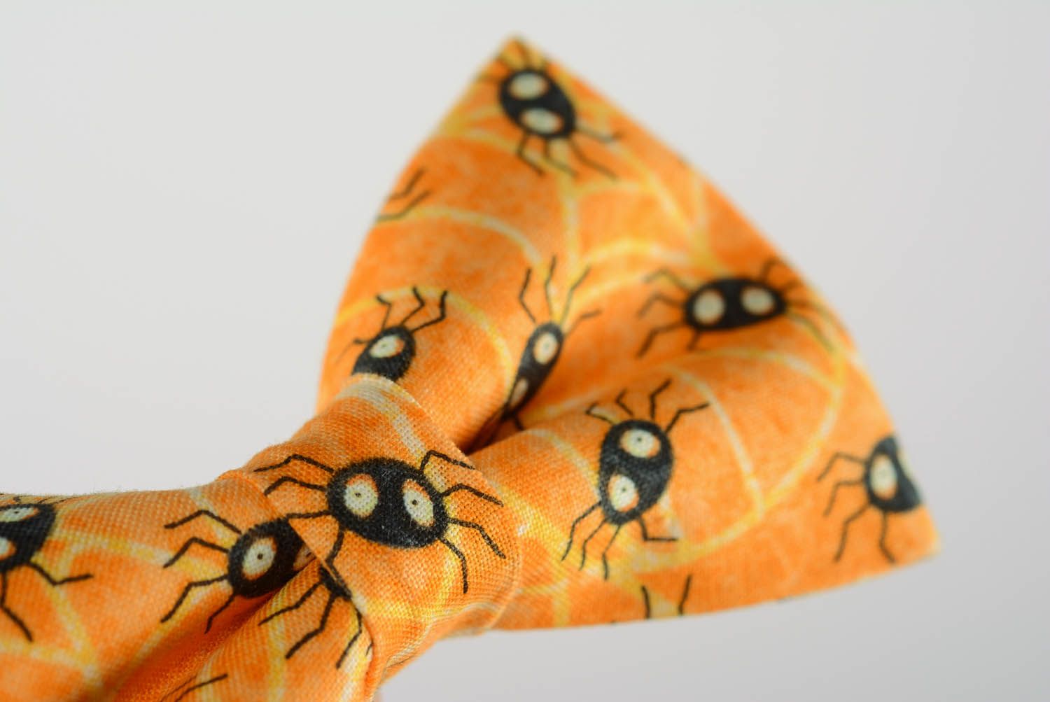 Gravata borboleta artesanal feita de tecido Aranhas foto 4