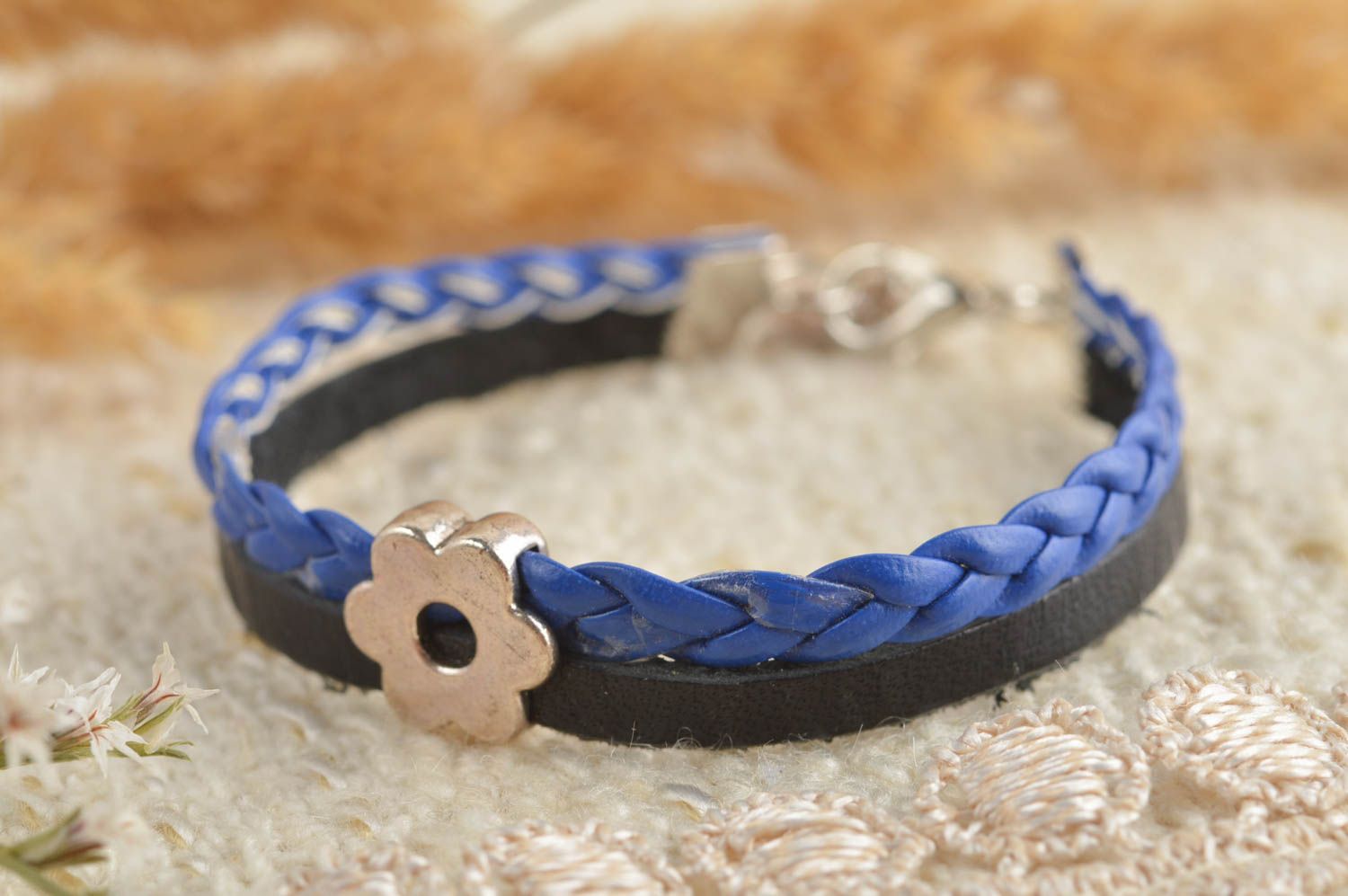 Pulsera artesanal accesorio de moda pulsera de piel azul y negro con flor foto 1