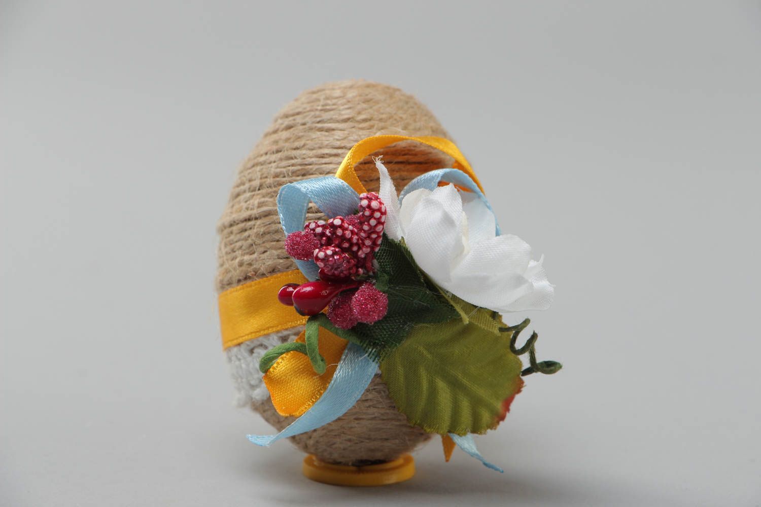 Пасхальное яйцо ручной работы небольшое красивое с цветами и нитками подарок фото 2