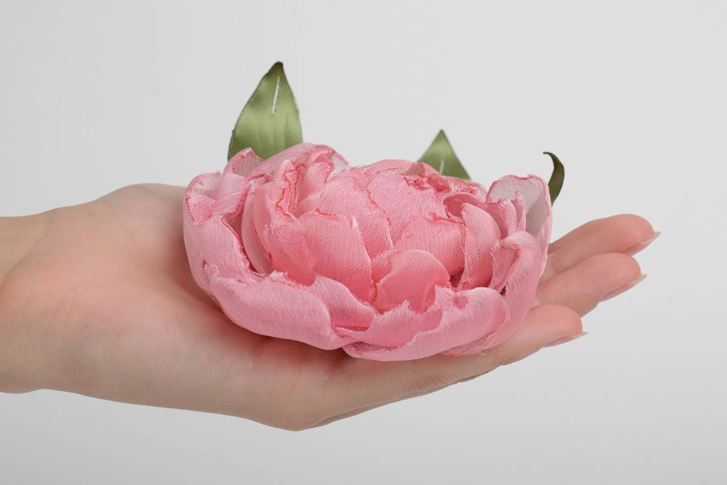 Broche rose tendre en tissu en forme de fleur avec feuilles faite main cadeau photo 5