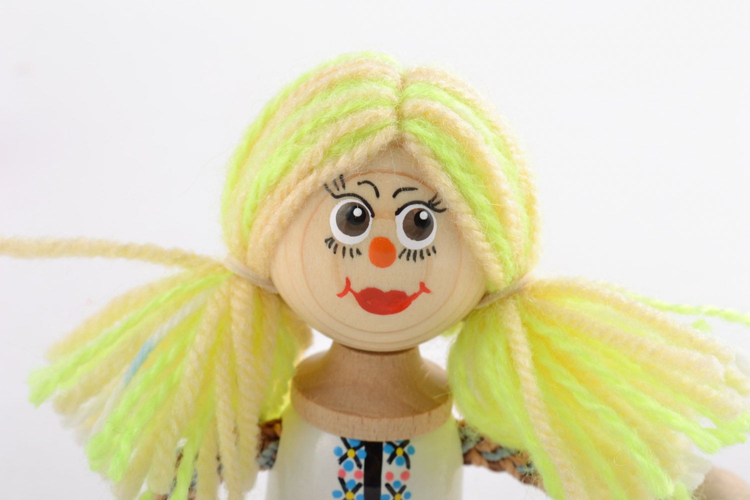 Joli jouet en bois peint original fait main petit pour enfant Fille blonde photo 3