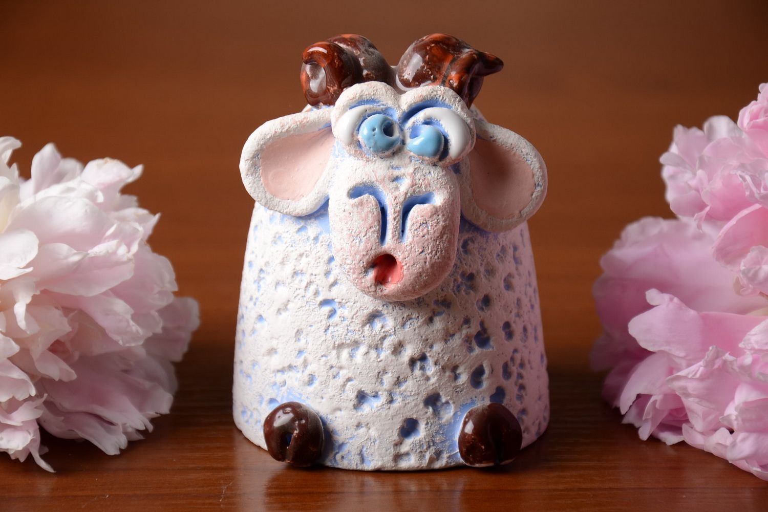 Grelle lustige bemalte Keramik Spardose aus Ton Halbporzellan Schaf Handarbeit foto 1