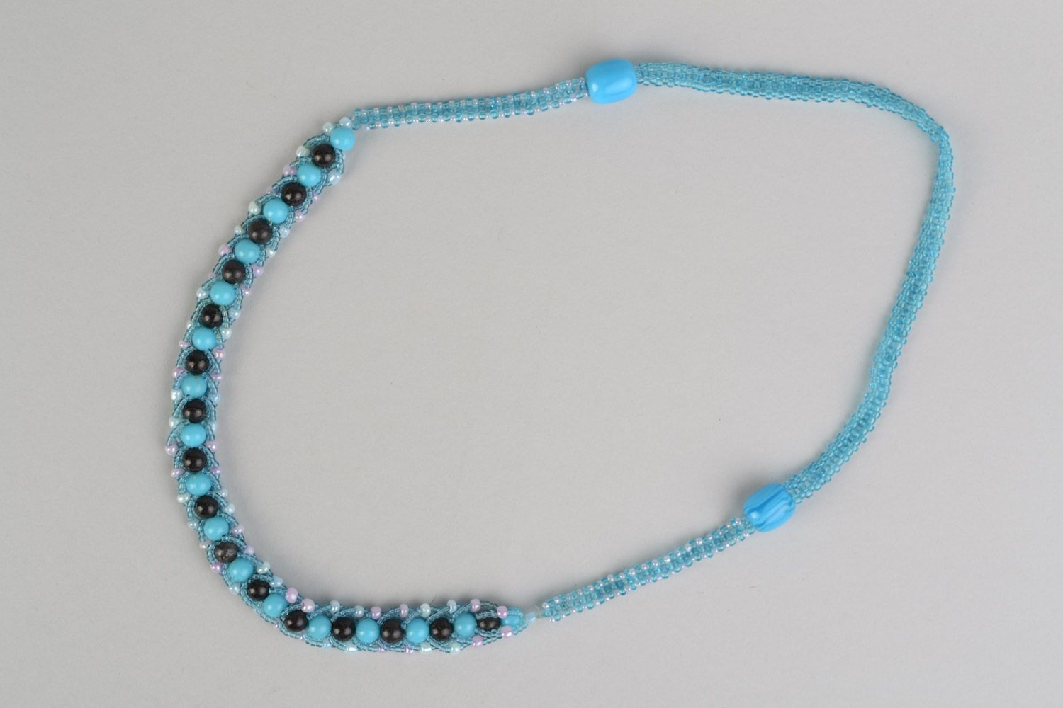Ожерелье из бисера и бусин голубое с черным ручной работы женское красивое фото 2