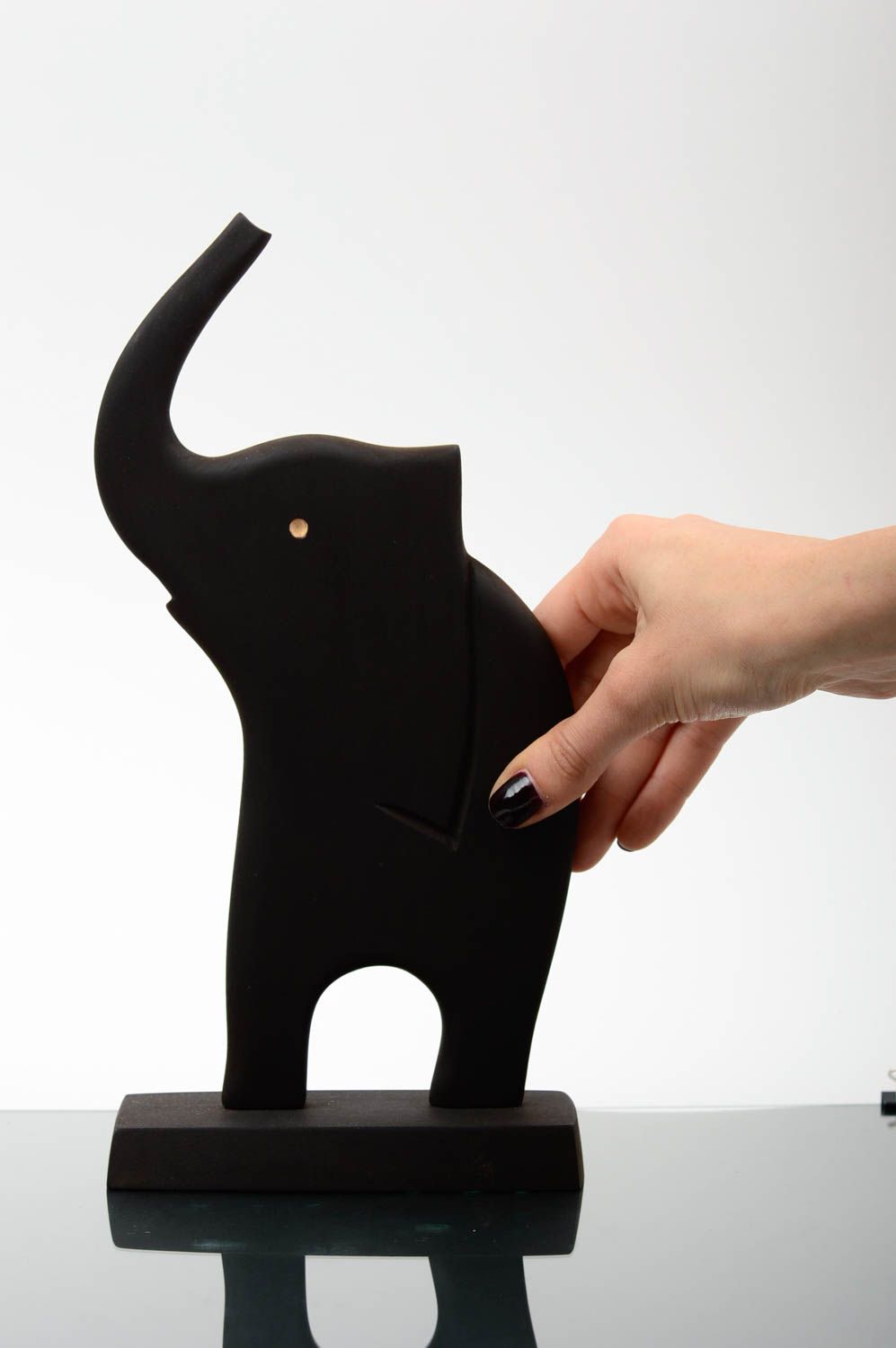 Statuette éléphant fait main Figurine en bois de frêne noire Décoration maison photo 5