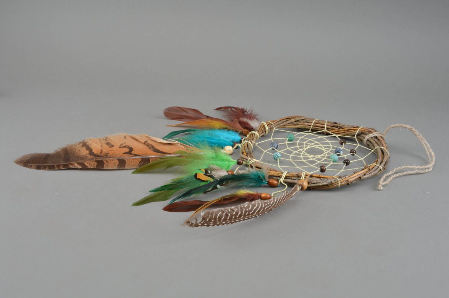 Ловец Снов интерьерная подвеска с перьями филина и цесарки цветная ручной работы фото 3