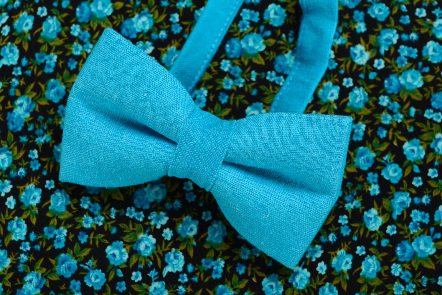 Gravata borboleta azul feita de tecido de linho foto 3