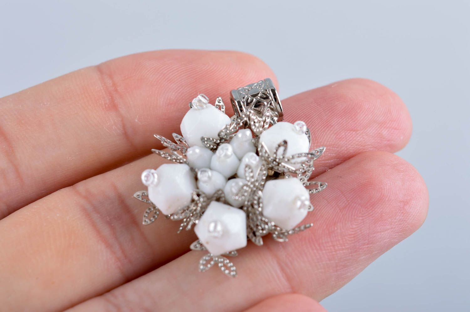 Pendentif fleur Bijou fait main blanc métal perles fantaisie Cadeau femme photo 5