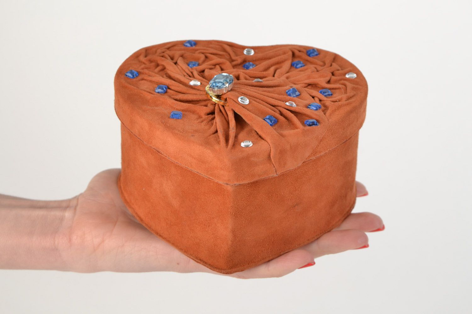 Декоративная шкатулка отделанная кожей в форме сердца для украшений  ручной работы фото 2