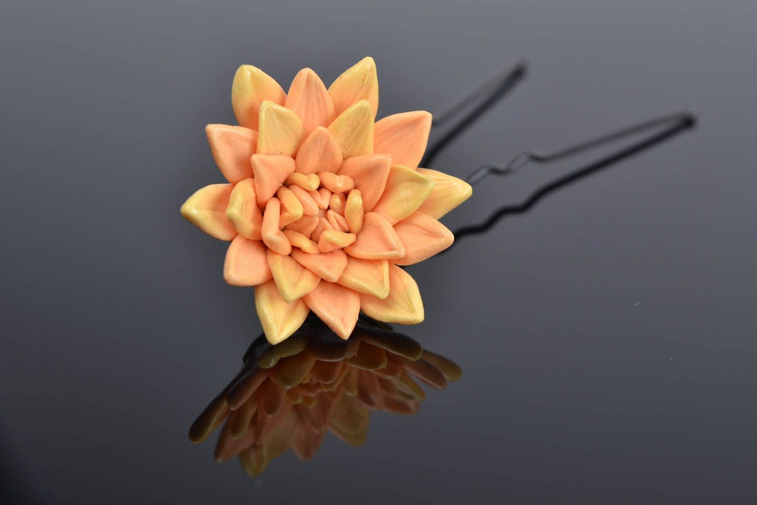 Gelbe Haarnadel mit Blume aus Polymerton handmade Schmuck für Frau Chrysantheme  foto 1