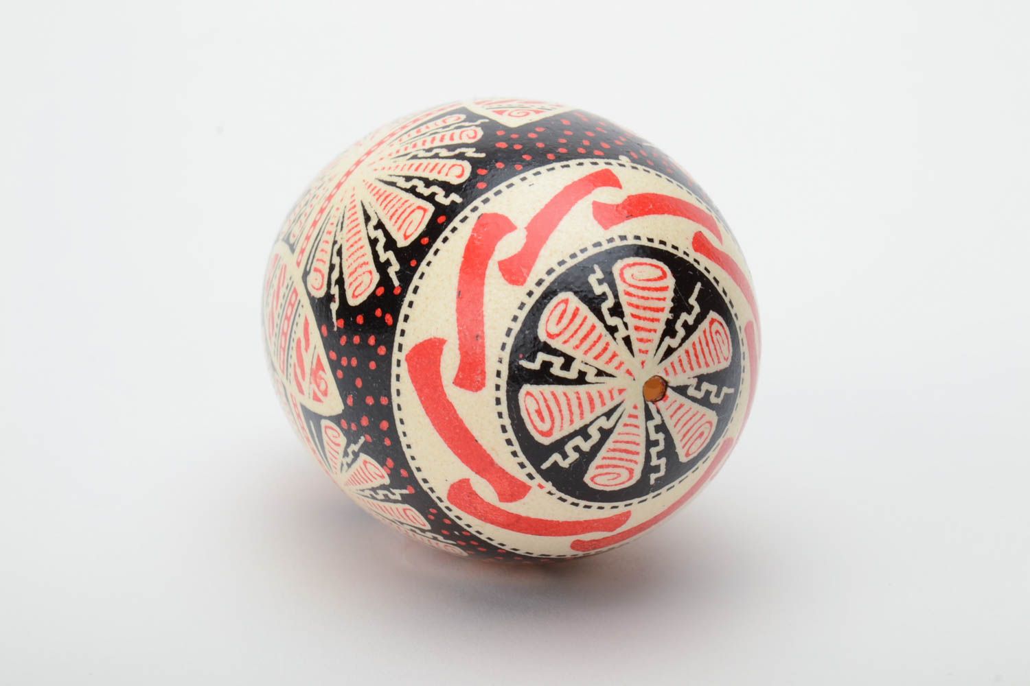 Huevo de Pascua decorativo artesanal pintado a mano decorado con ornamento foto 4