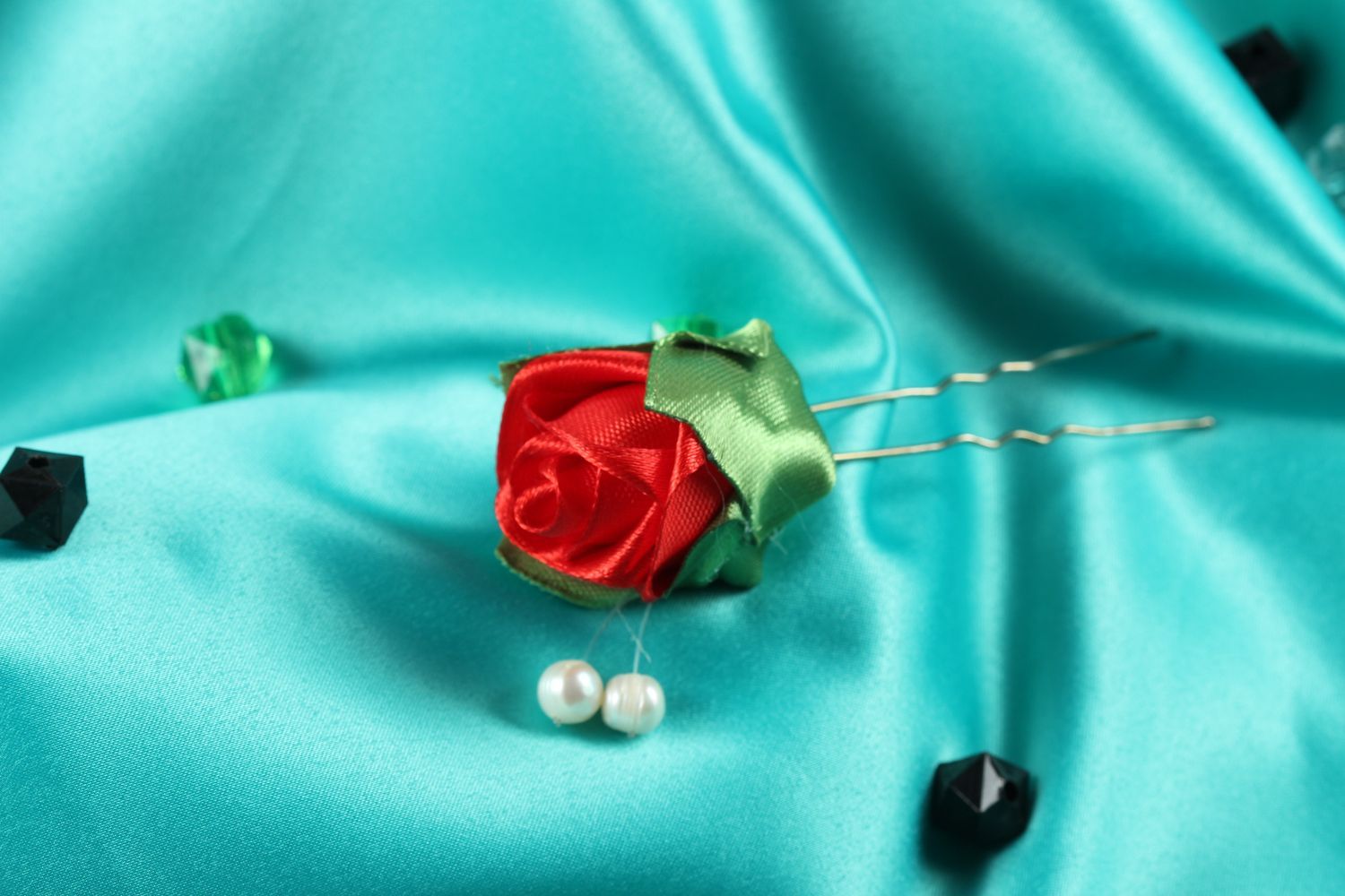 Rote Blume Haarnadel Haar Accessoire handgemachter Schmuck aus Atlas und Perlen  foto 1