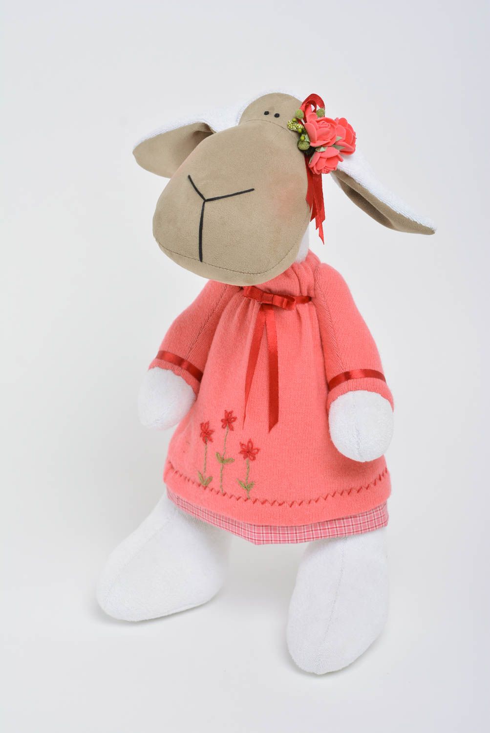 Handgemachtes Spielzeug aus Stoff in Form vom Nilpferd in rosafarbenem Kleid foto 1