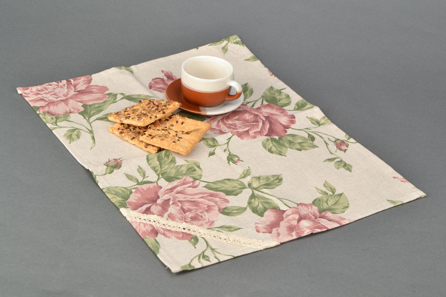 Decorative napkin with rose print made of cotton and polyamide photo 1