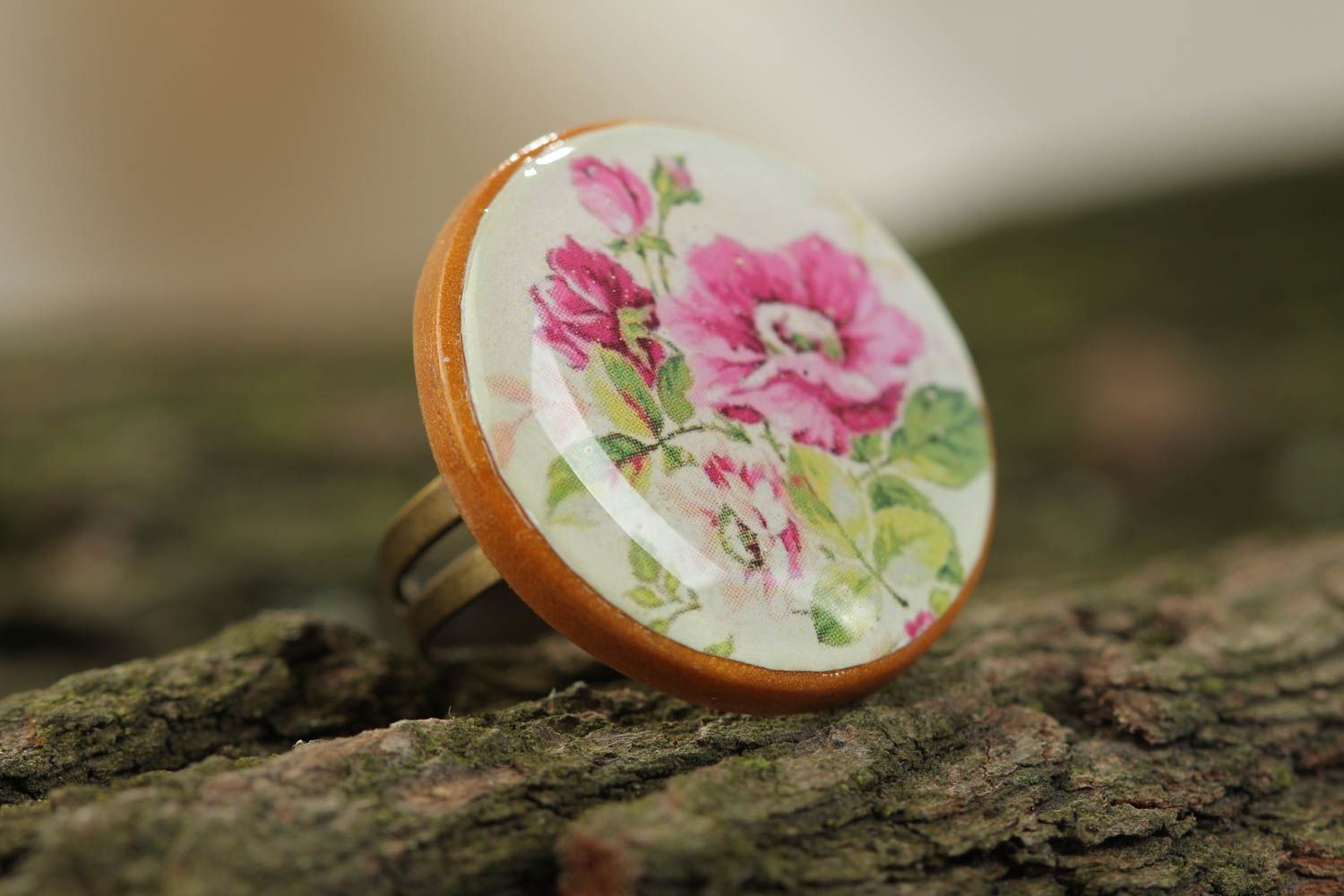 Beautiful handcrafted designer vintage ring made of polymer clay with a flower print photo 1