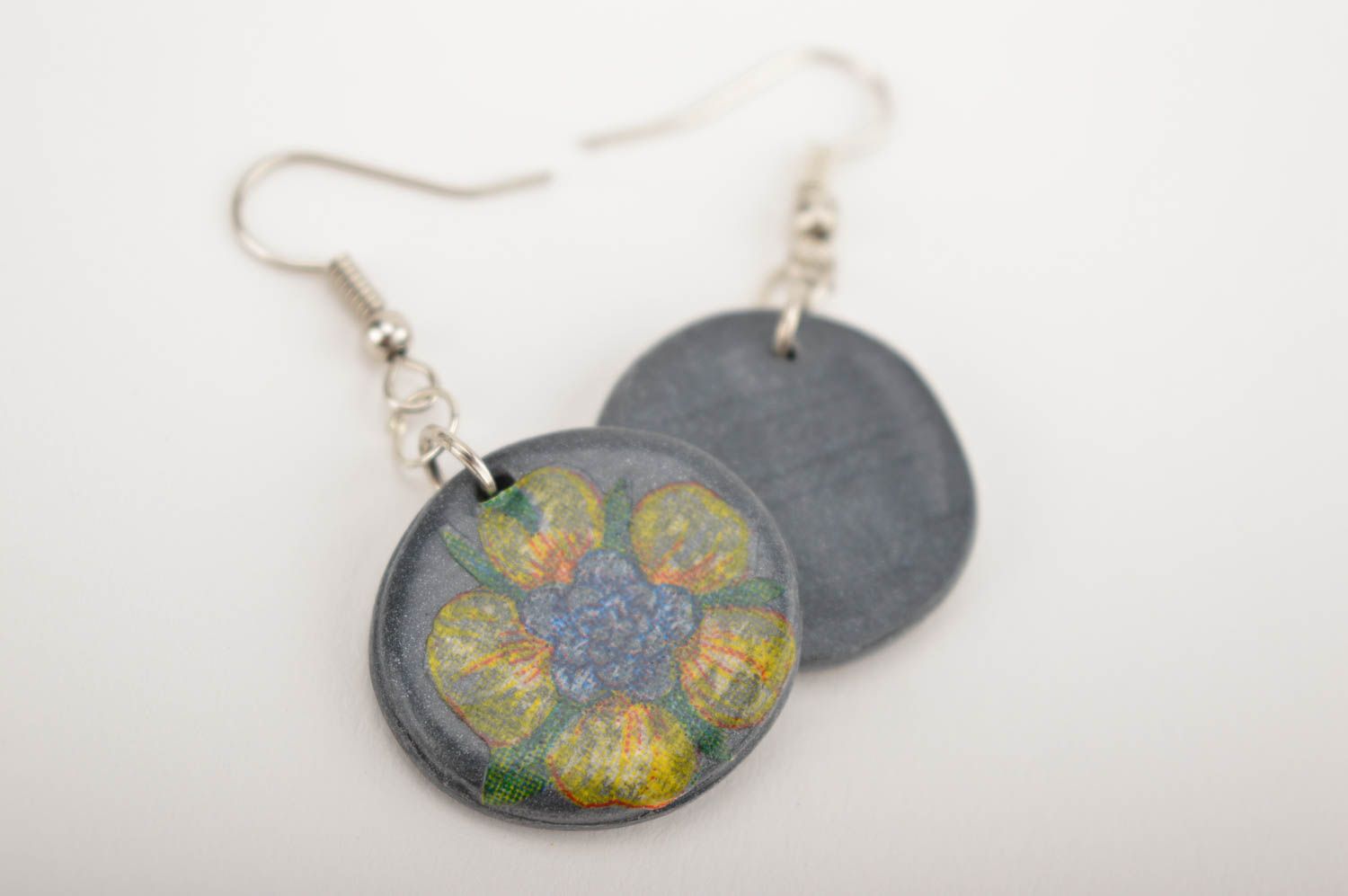 Модные серьги украшение ручной работы серьги из полимерной глины с цветами фото 2