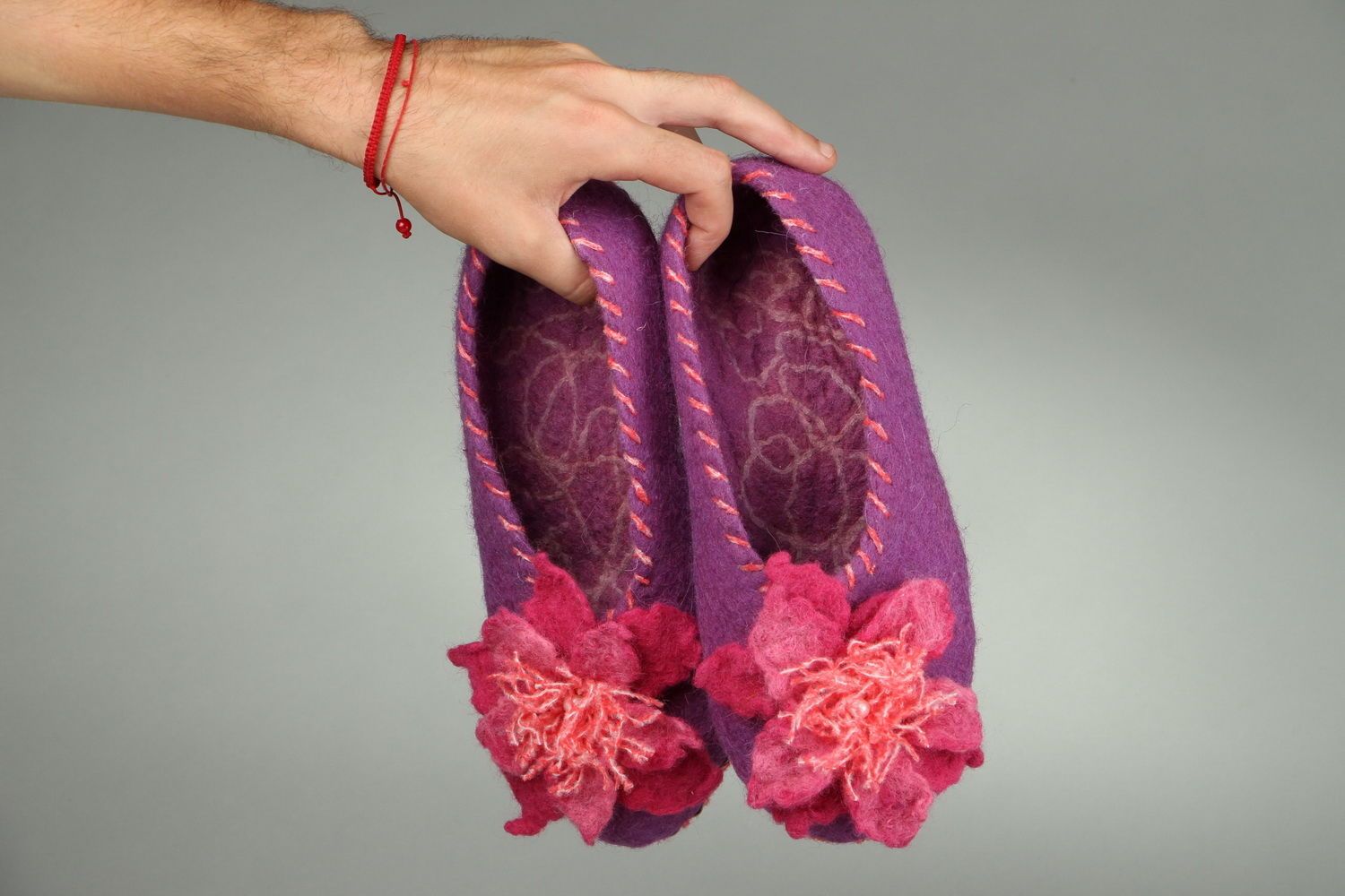 Pantoufles en laine violettes avec fleurs photo 5