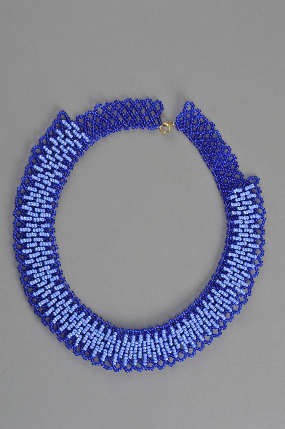 Joli collier en perles de rocaille tressé fait main Gouttes bleues bijou femme photo 2