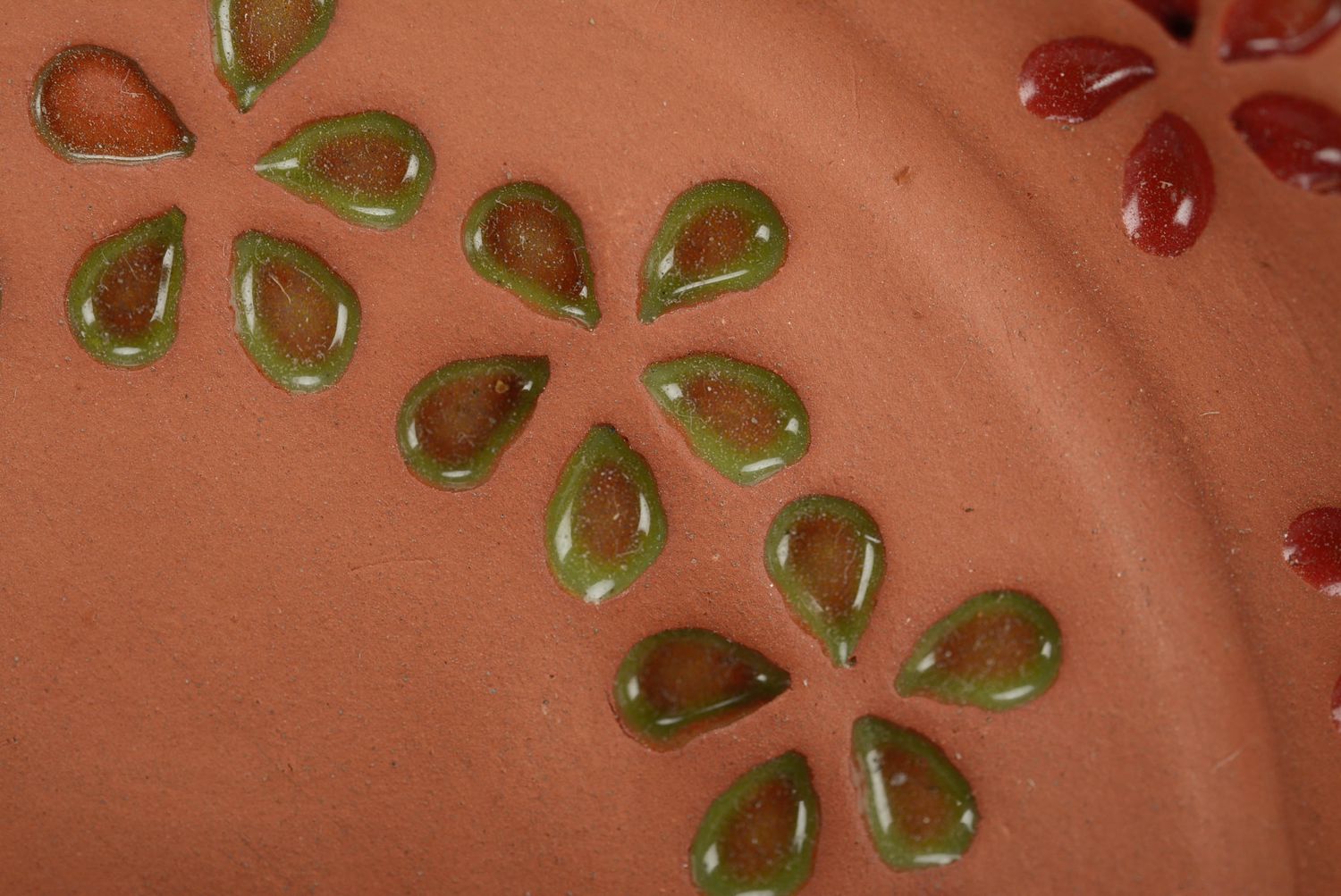 Декоративная тарелочка с красными и зелеными цветочками фото 2