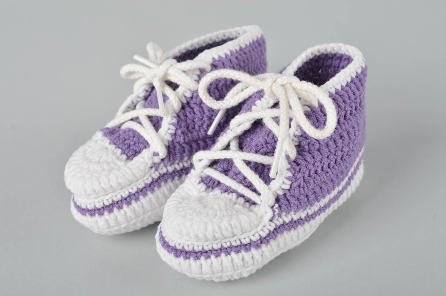 Lila handgefertigte Schuhe gehäkelte Babyschuhe grell Geschenk für Kleinkinder foto 5