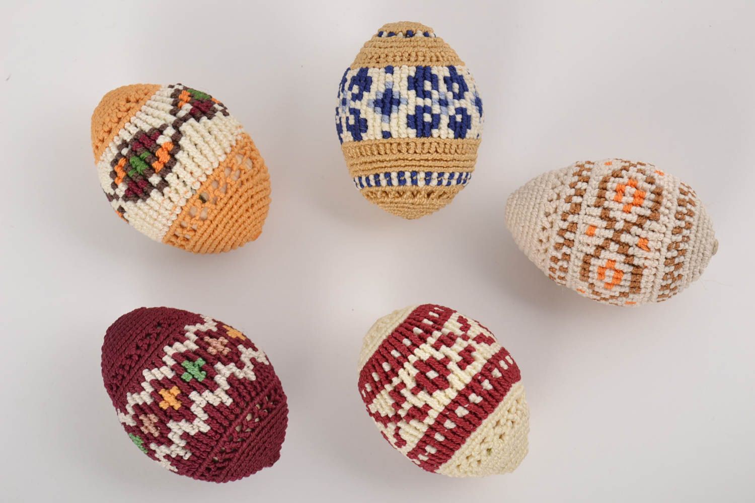 Conjunto de huevos de Pascua decorados hechos a mano multicolores 5 piezas  foto 3