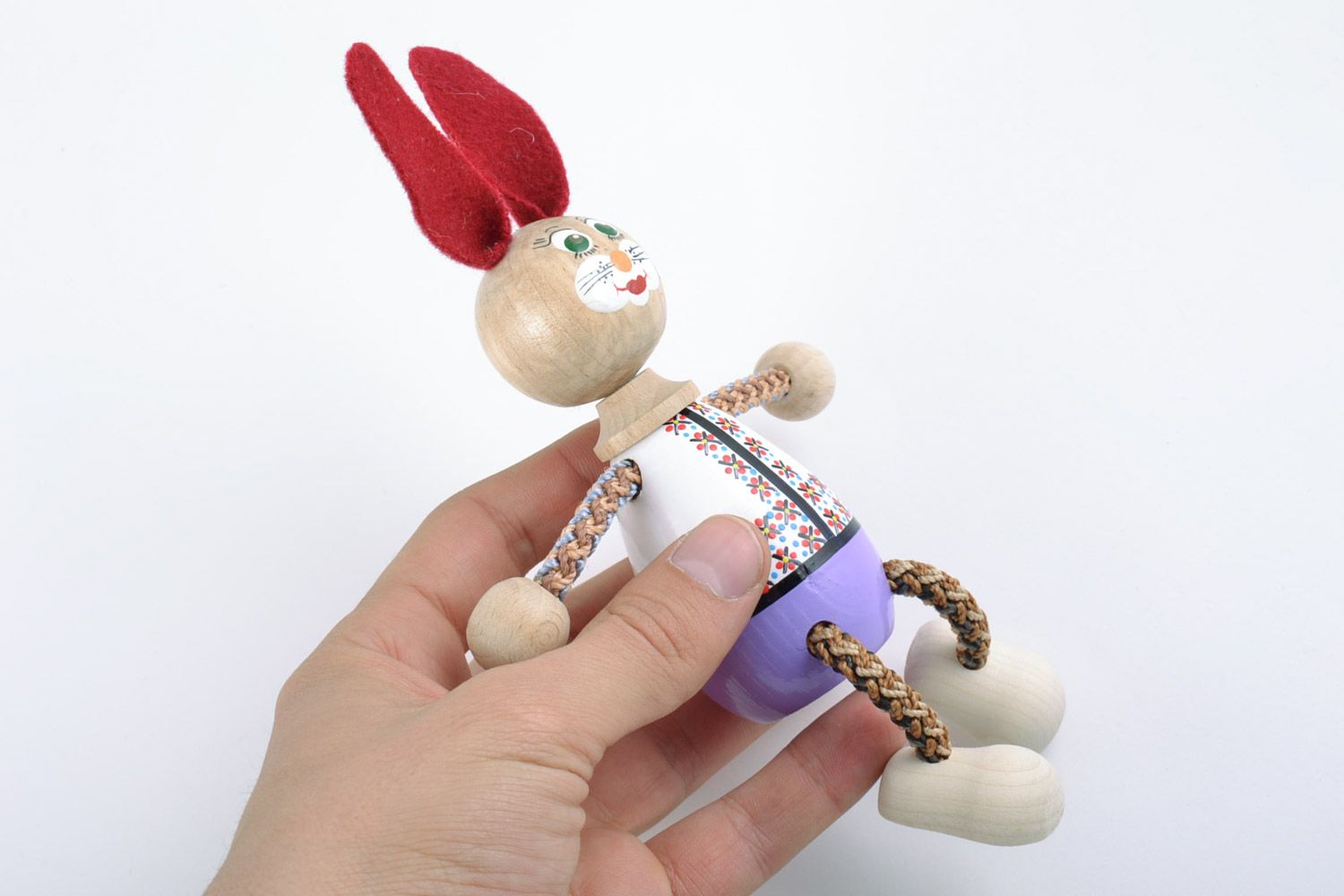 Handgemachtes buntes bemaltes geschnitztes Öko Spielzeug aus Holz Hase für Kinder foto 2