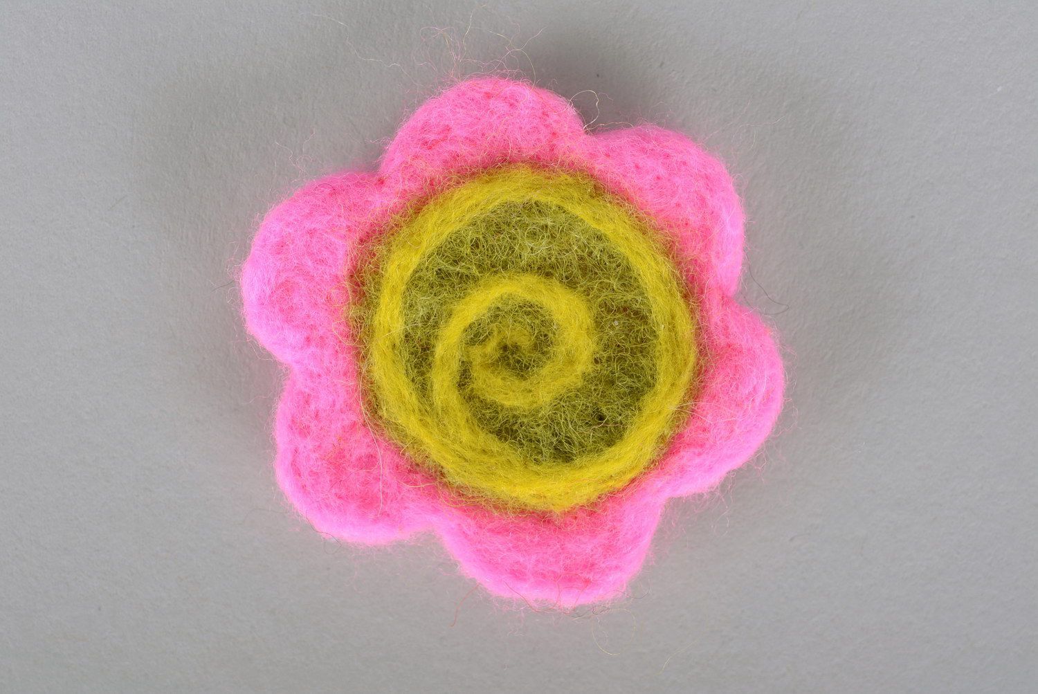 Children's wool brooch in the form of a flower photo 4
