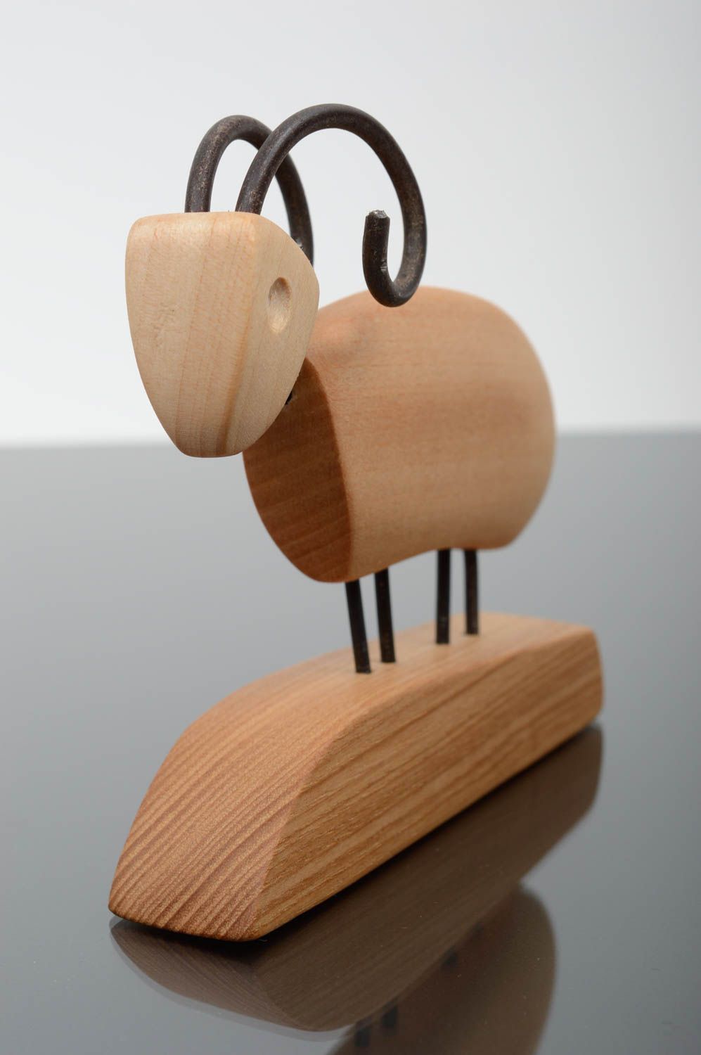 Figurine mouton fait main Statuette déco Cadeau original en bois de frêne photo 2
