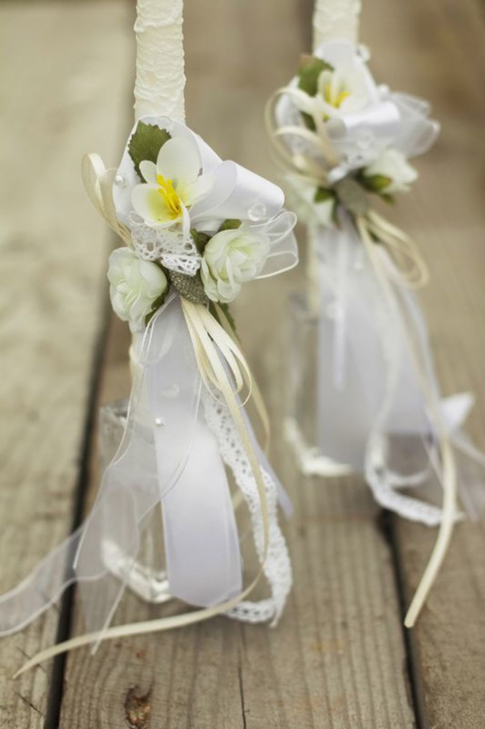Bougie décorée de rubans blancs pour mariage photo 2