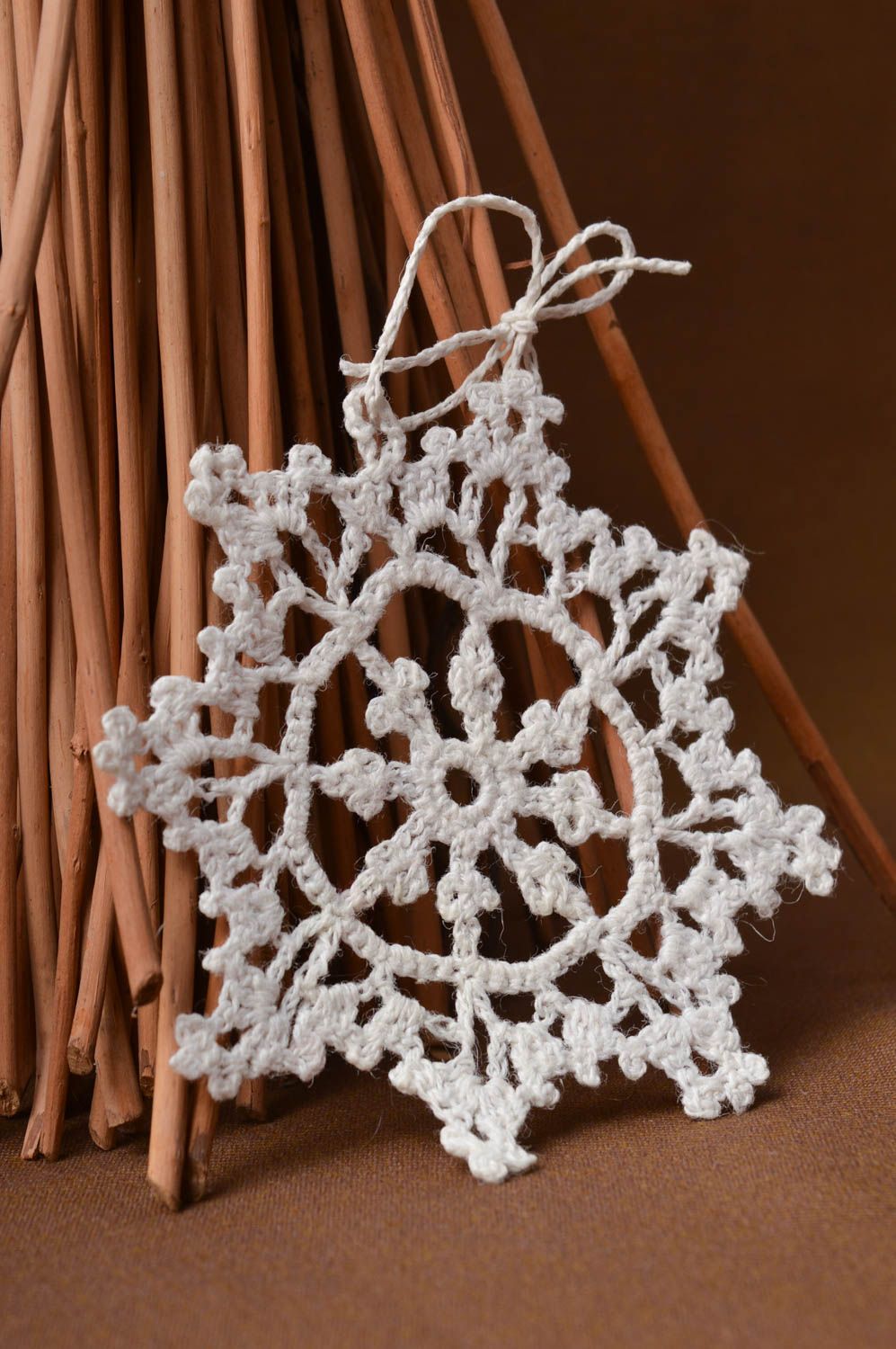 Елочная игрушка ручной работы подвеска снежинка декоративная подвеска белая фото 1