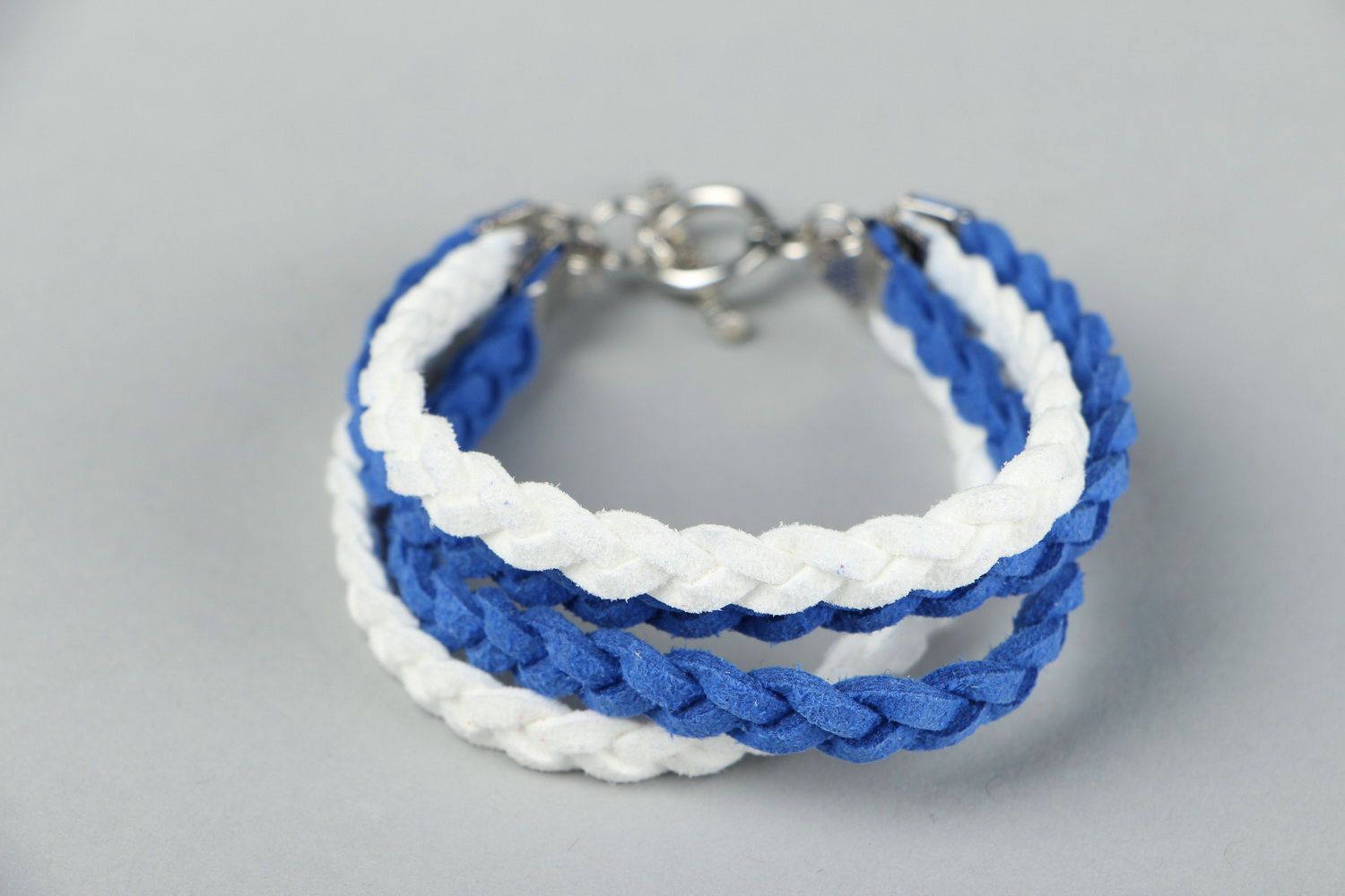 Bracelet fait main en daim de couleurs bleue et blanche   photo 1