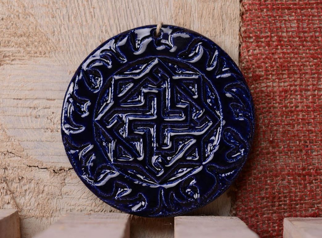 Amuleto para colgar de cerámica Valquiria foto 1