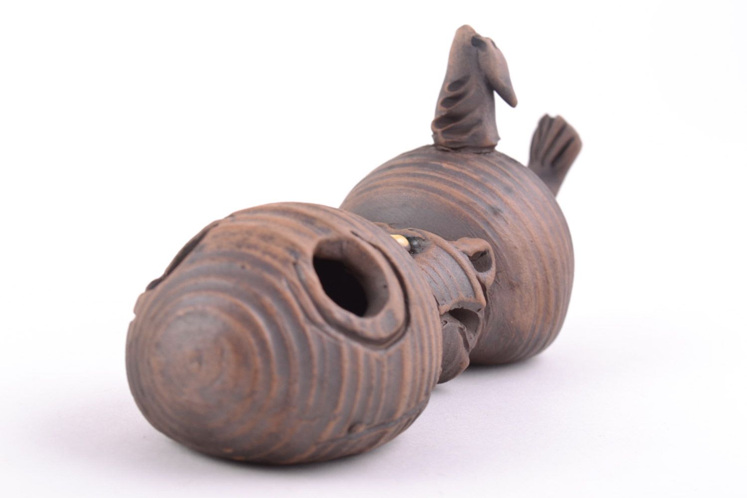 Handmade Statuette aus Ton in Milchbrennen Technik braunes Flusspferd mit Vogel foto 5