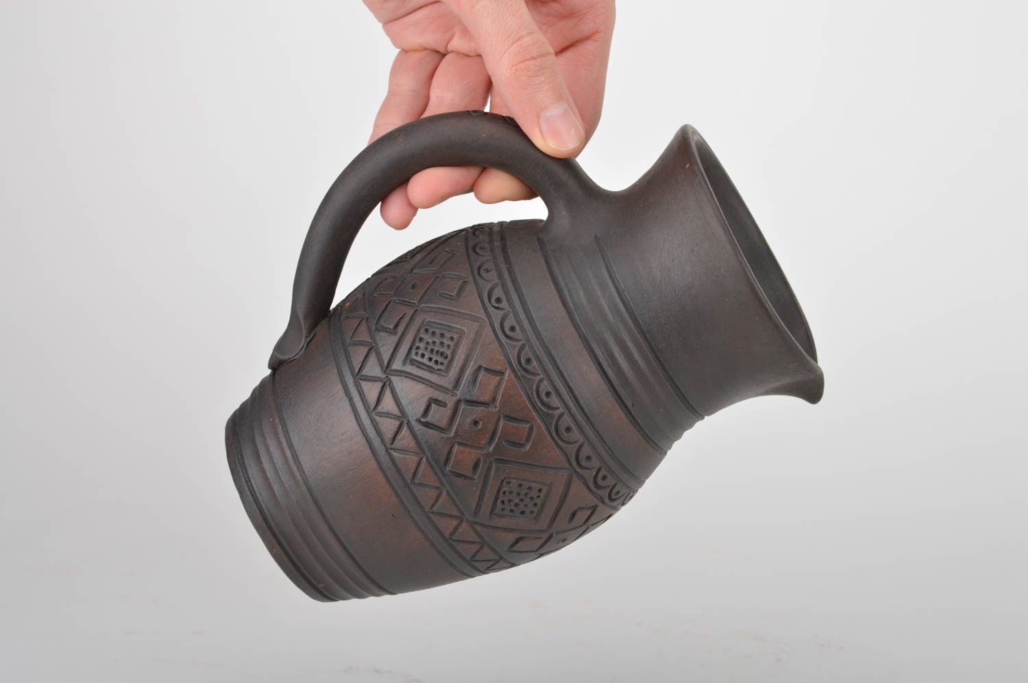 Brauner handmade Tonkrug mit Handgriff in Milchbrennen und Wachs Technik 1.5 L foto 3