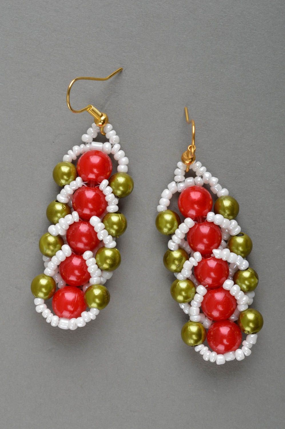 Lange handmade Ohrringe aus Glasperlen in Weiß Grün und Rot für modische Damen foto 2