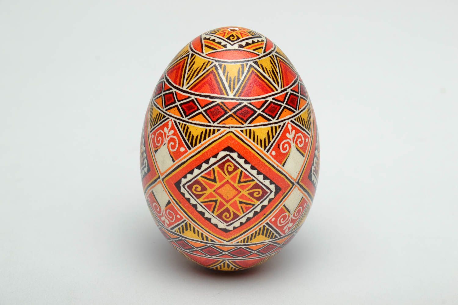Décoration œuf de Pâques peint d'oie fait main style ethnique avec ornements photo 2