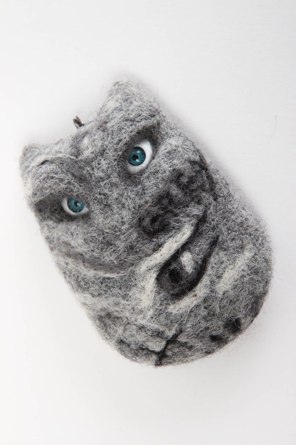 Pendentif fantaisie Bijou fait main chat gris en laine Accessoire femme photo 2