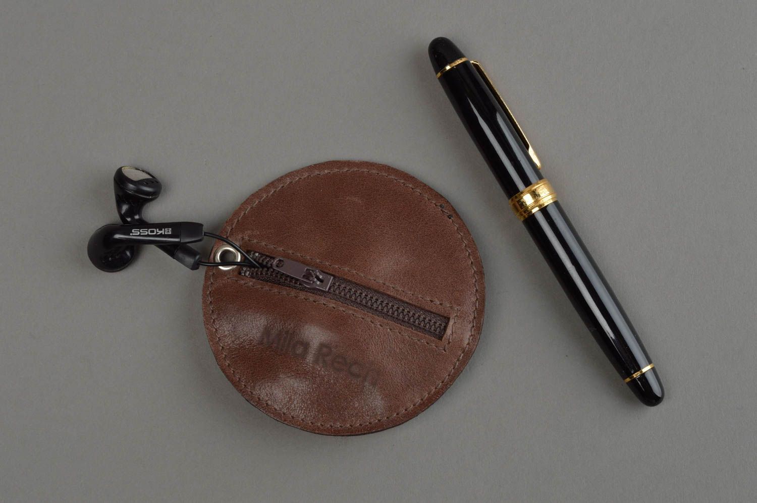 Accessoire rond porte-écouteurs en cuir naturel marron fait main design cadeau photo 1