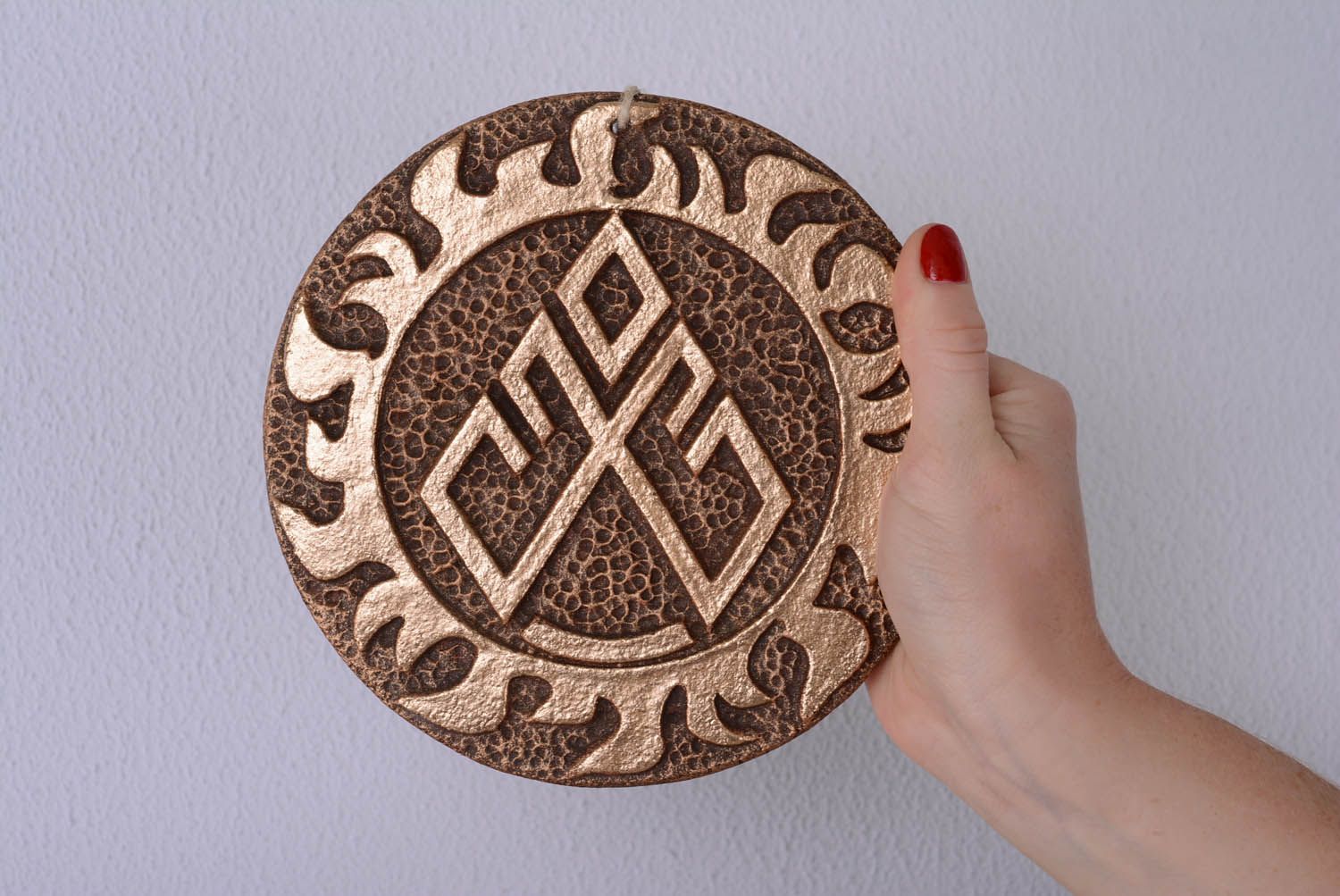 Prato decorativo de cerâmica com um símbolo eslavo para o bem-estar e harmonia foto 4