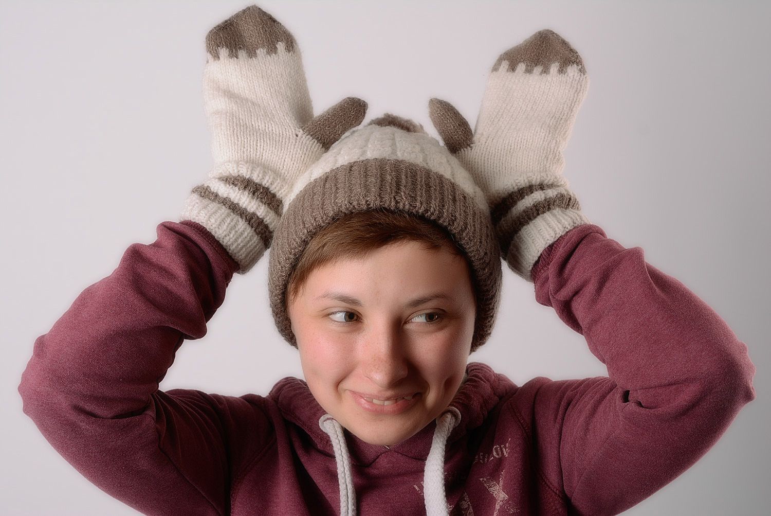 Winterset für Damen Mütze Fausthandschuhe handgestrickt aus Wolle und Acryl schön foto 1